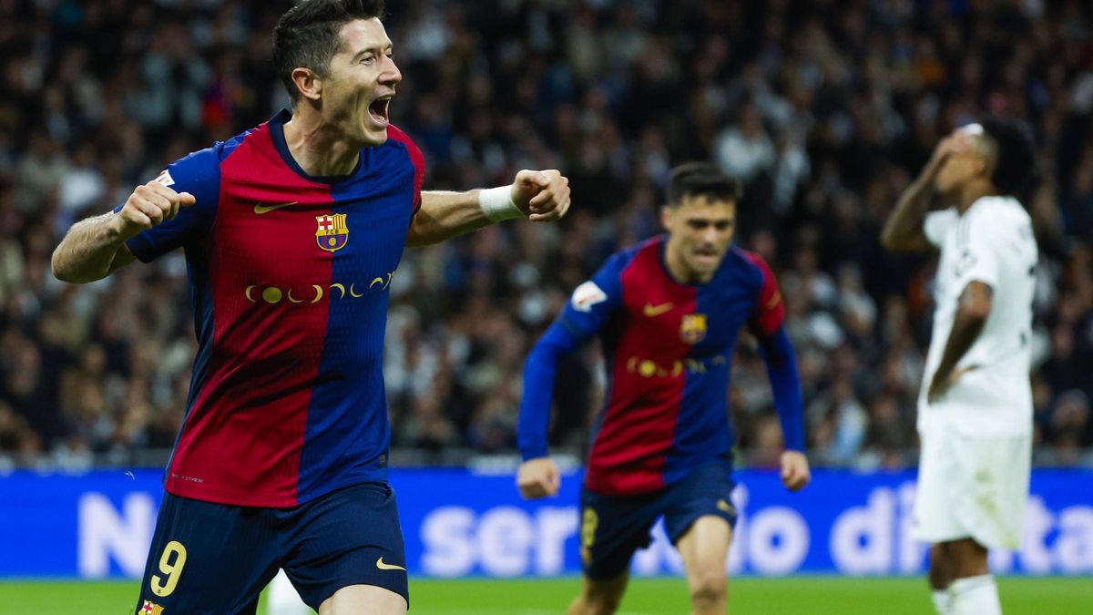 Lewandowski celebra uno de sus goles en el Bernabéu.