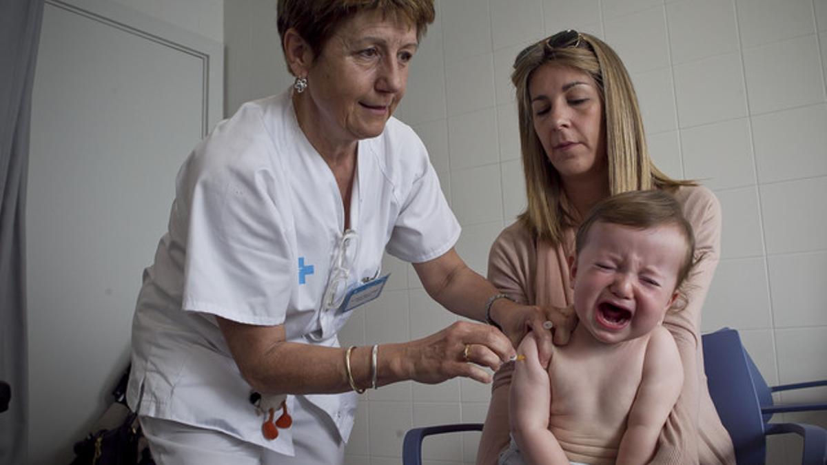 Un niño se vacuna en el CAP de Les Corts de Barcelona.