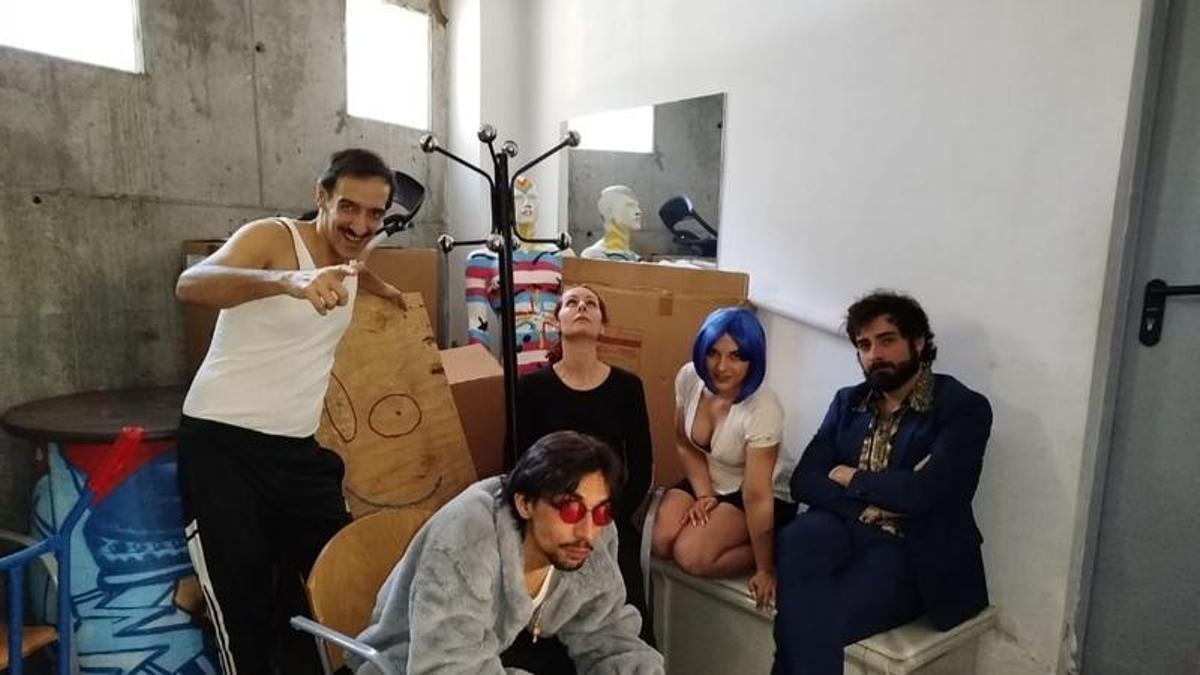 Diana Medina, en el centro, con otros protagonistas del montaje teatral.