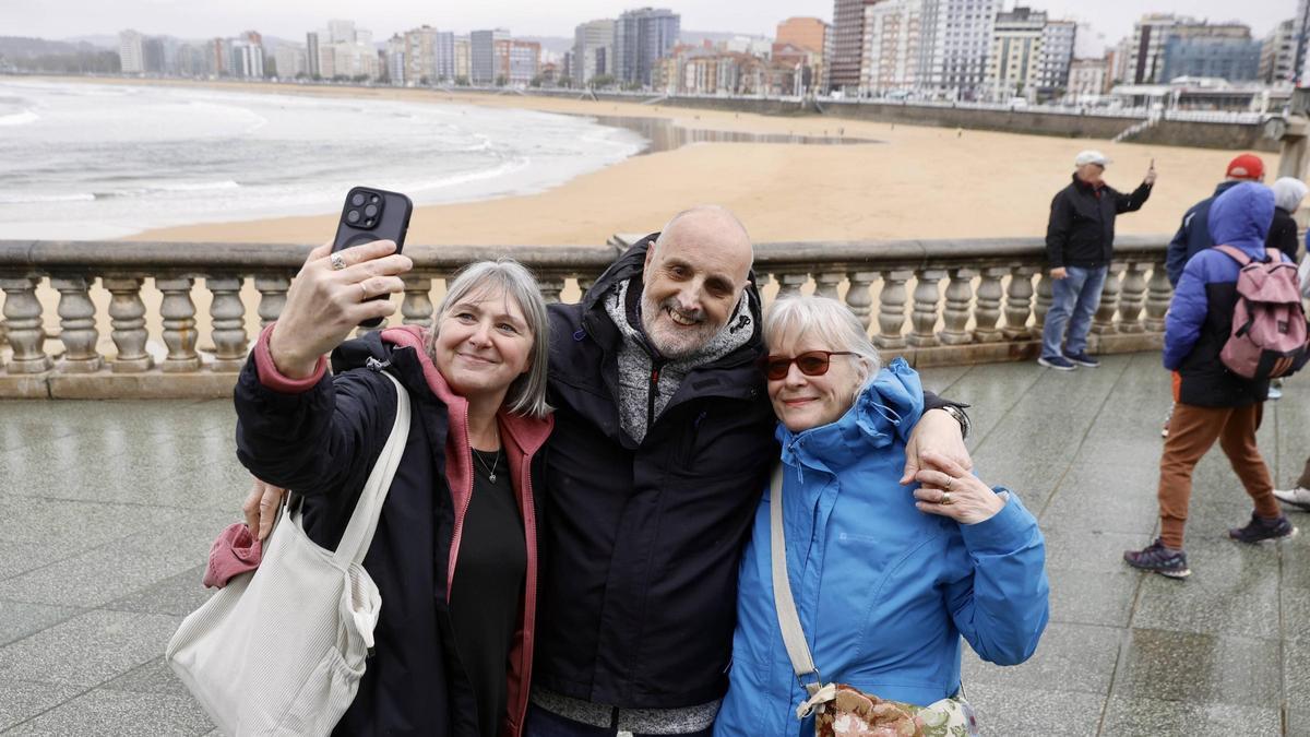 La llegada del "Arcadia", el crucero con el que el Puerto de Gijón abre la temporada, en imágenes