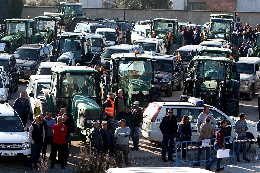 Los agricultores cortan la A-45