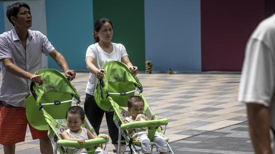 Unos padres con sus hijos en Pekín.