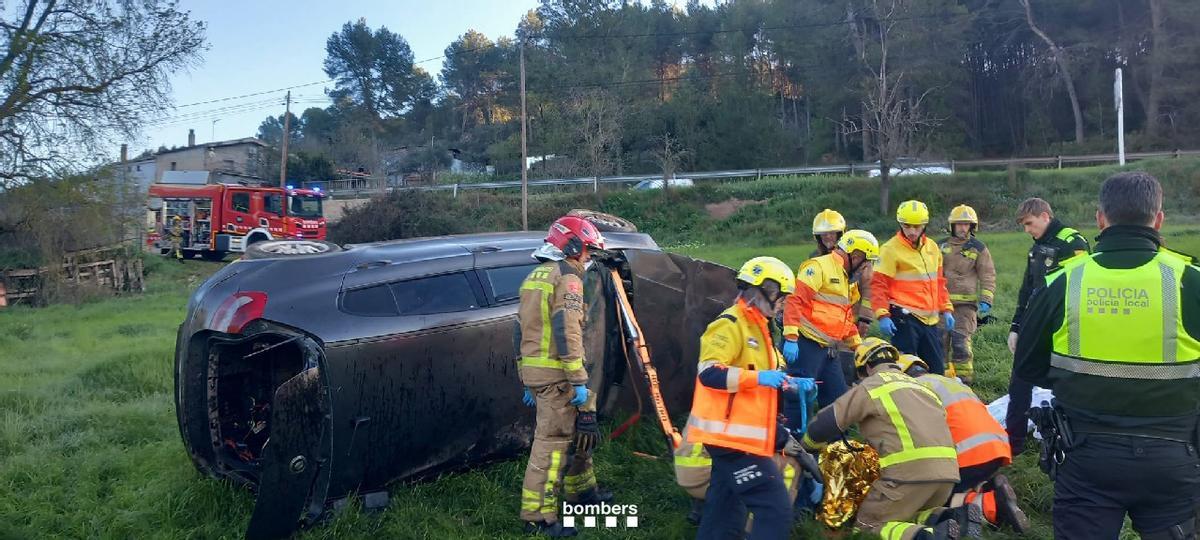 El cotxe accidentat a la C-55, a Súria