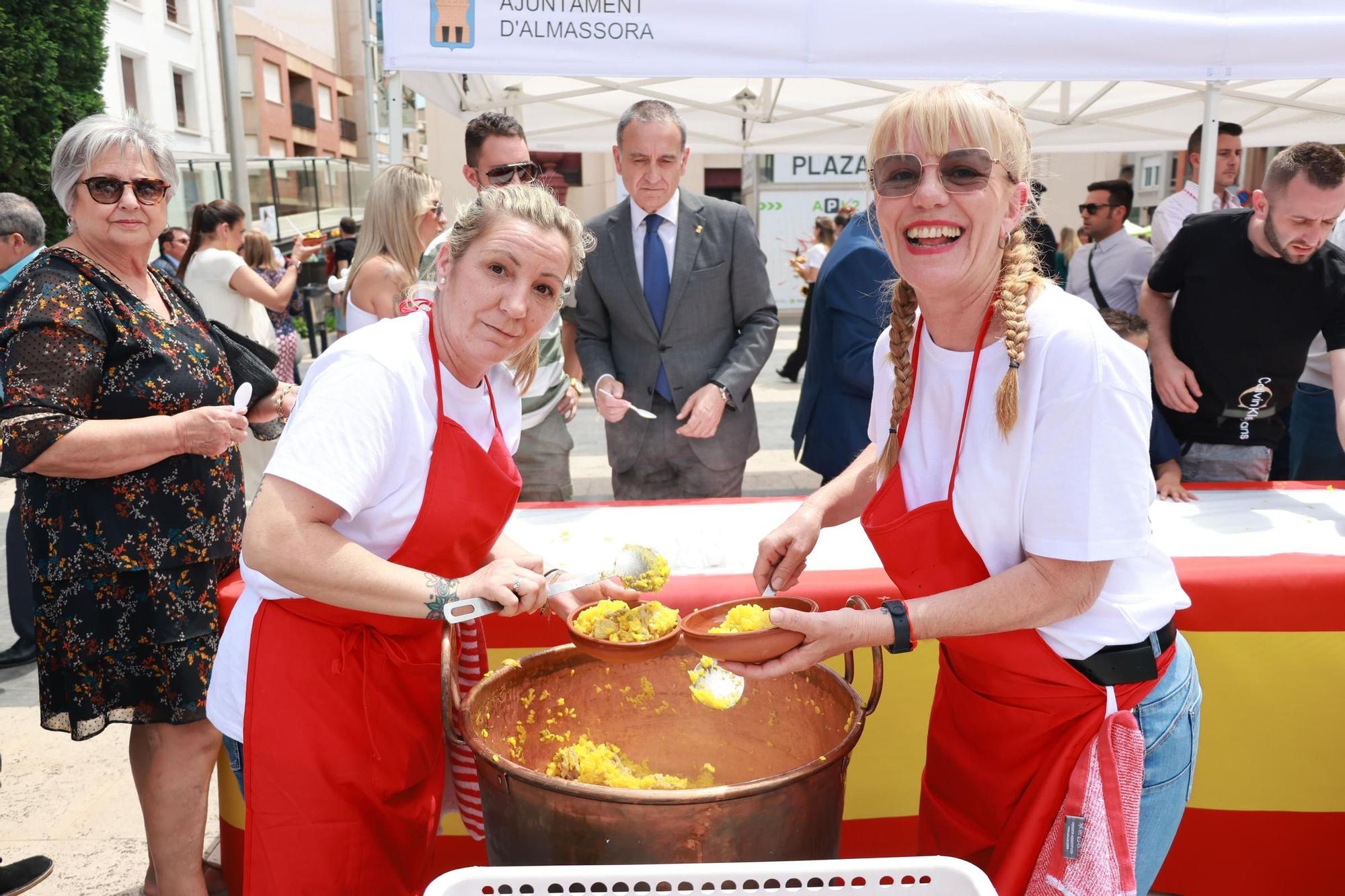 Galería del reparto de arroz de les 'calderes' en el día grande de las fiestas de Almassora