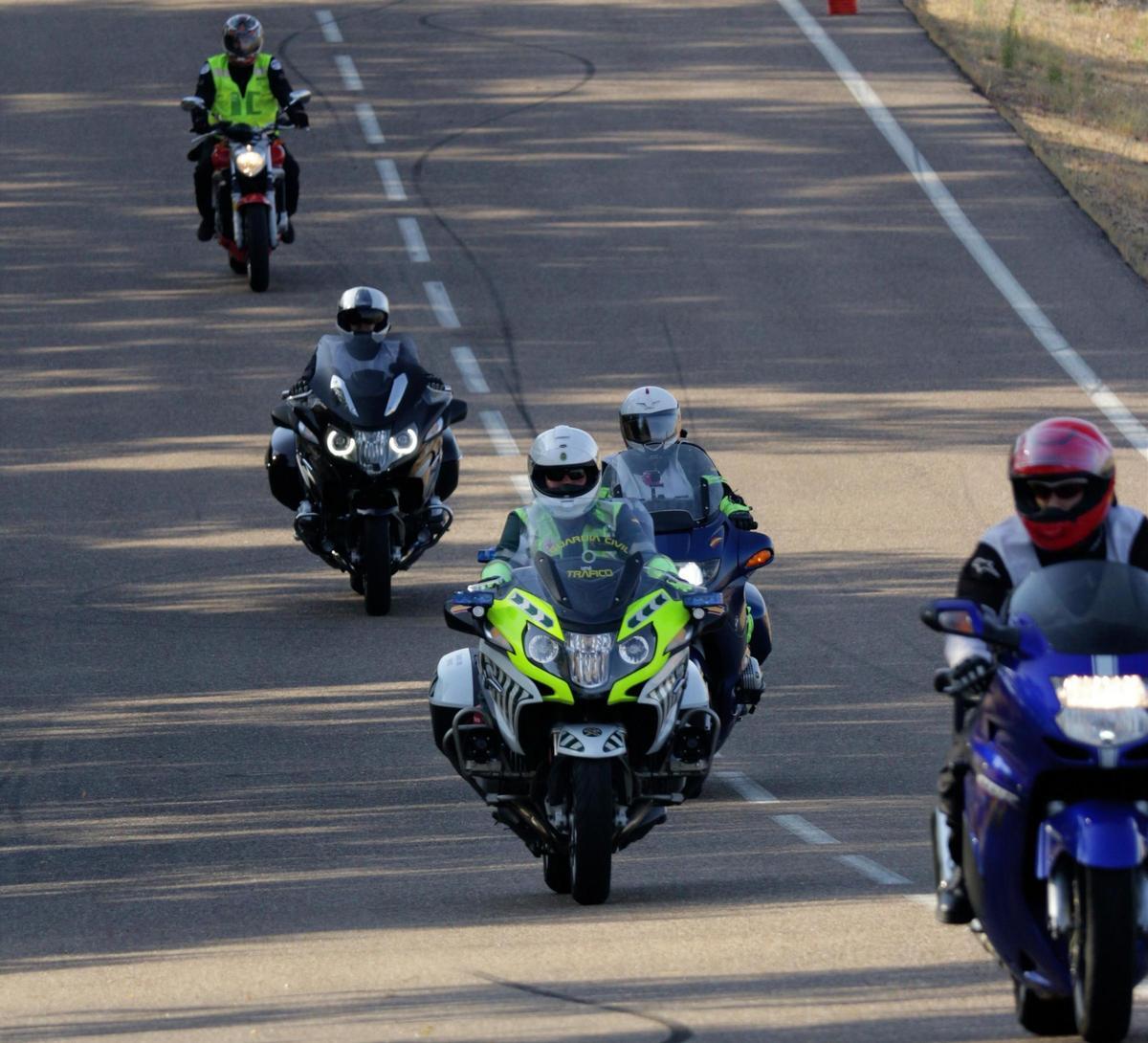 Los motoristas reciben formación teórica y práctica sobre los riesgos en carretera.
