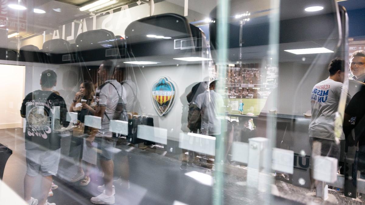 La Sala Sequiol, con vistas al terreno de juego.
