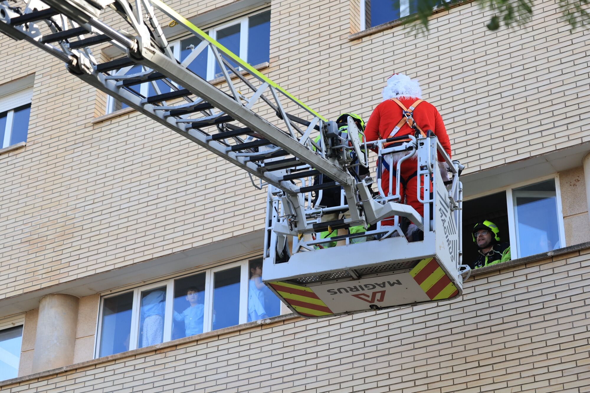 Mediterráneo y Todojuguete reparten ilusión entre los niños hospitalizados