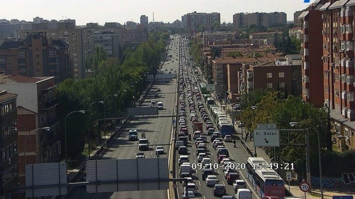 olas de tráfico en la A-5 en dirección salida de Madrid este viernes de inicio del puente del Pilar, poco antes de decretarse el estado de alarma