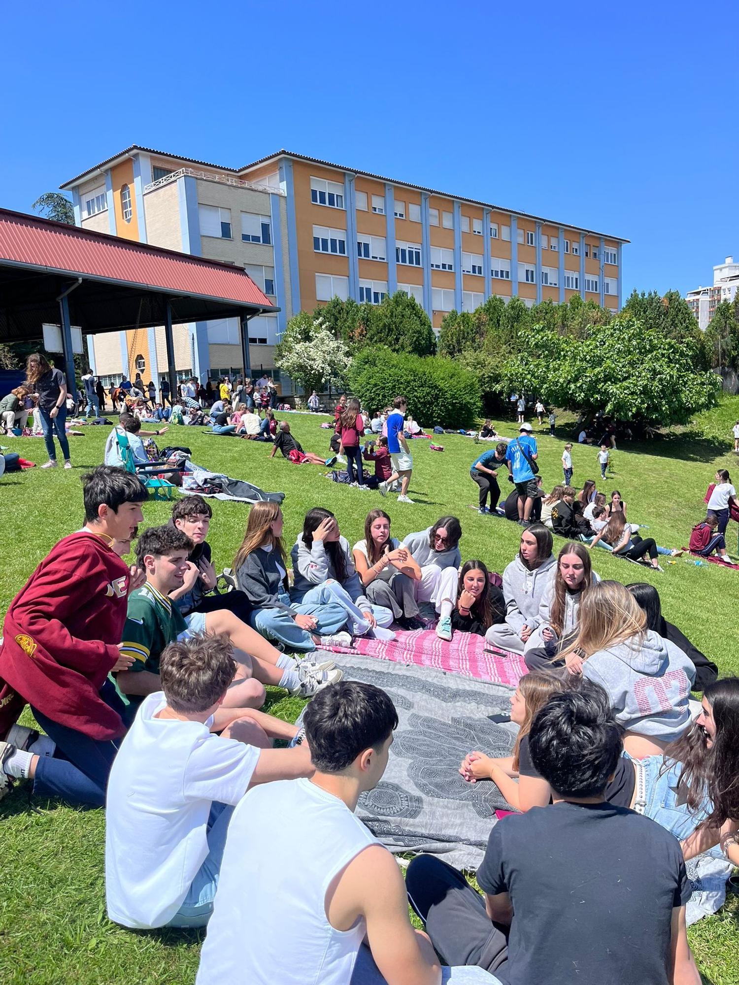 El colegio Virgen Mediadora Dominicas de Gijón clausura las fiestas por el Padre Coll (en imágenes)