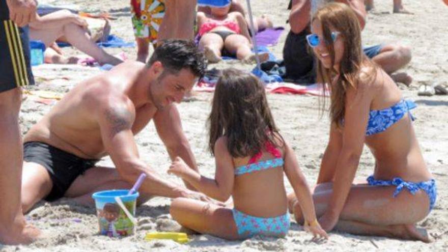 David Bustamante y Paula Echevarría, padrazos al sol de Ibiza