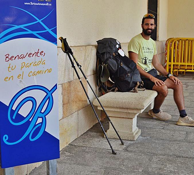 Junto a la Oficina de Turismo, a su llegada a Benavente. | E. P.