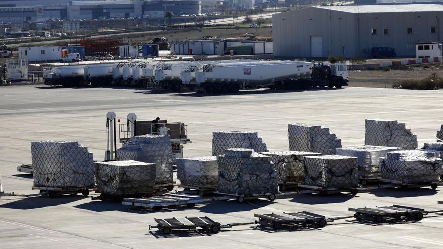 Varios lotes de mercancías esperan a ser embarcados en el aeropuerto de Zaragoza.   | JAIME GALINDO