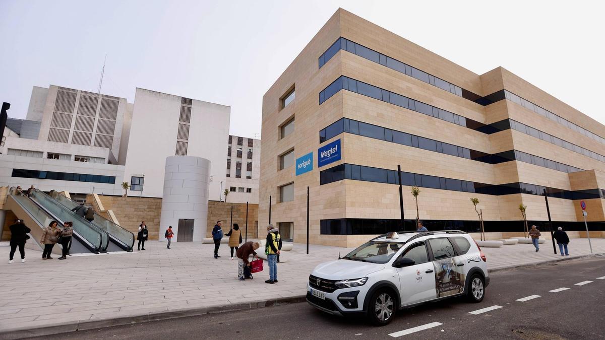 Edificio de las nuevas consultas del Materno Infantil del hospital Reina Sofía, junto a la parada de taxis.