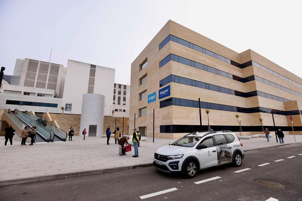 Edificio de las nuevas consultas del Materno Infantil del hospital Reina Sofía, junto a la parada de taxis.