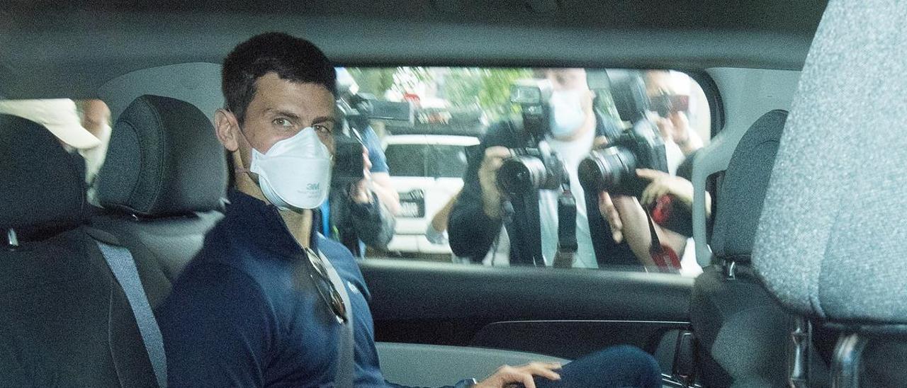 Novak Djokovic, en el interior del coche que le condujo a los juzgados.