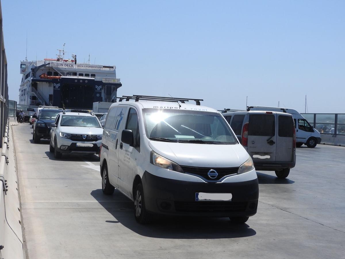 Desembarque de vehículos en la Savina en una imagen de archivo