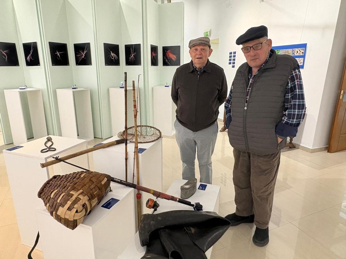 Benito Corolo con su amigo, el tamibén pescador José Manuel Berdasco "Lulo el Bicho", en la exposición sobre la pesca en la Casa de Cultura.