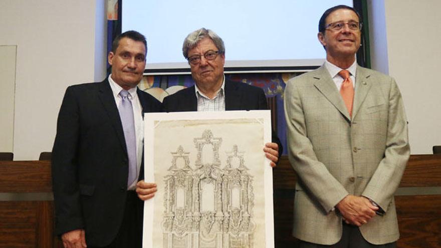 Cristóbal Velasco, hijo (izquierda), Federico Castellón y Aurelio García-Andréu, con una de las láminas restauradas.