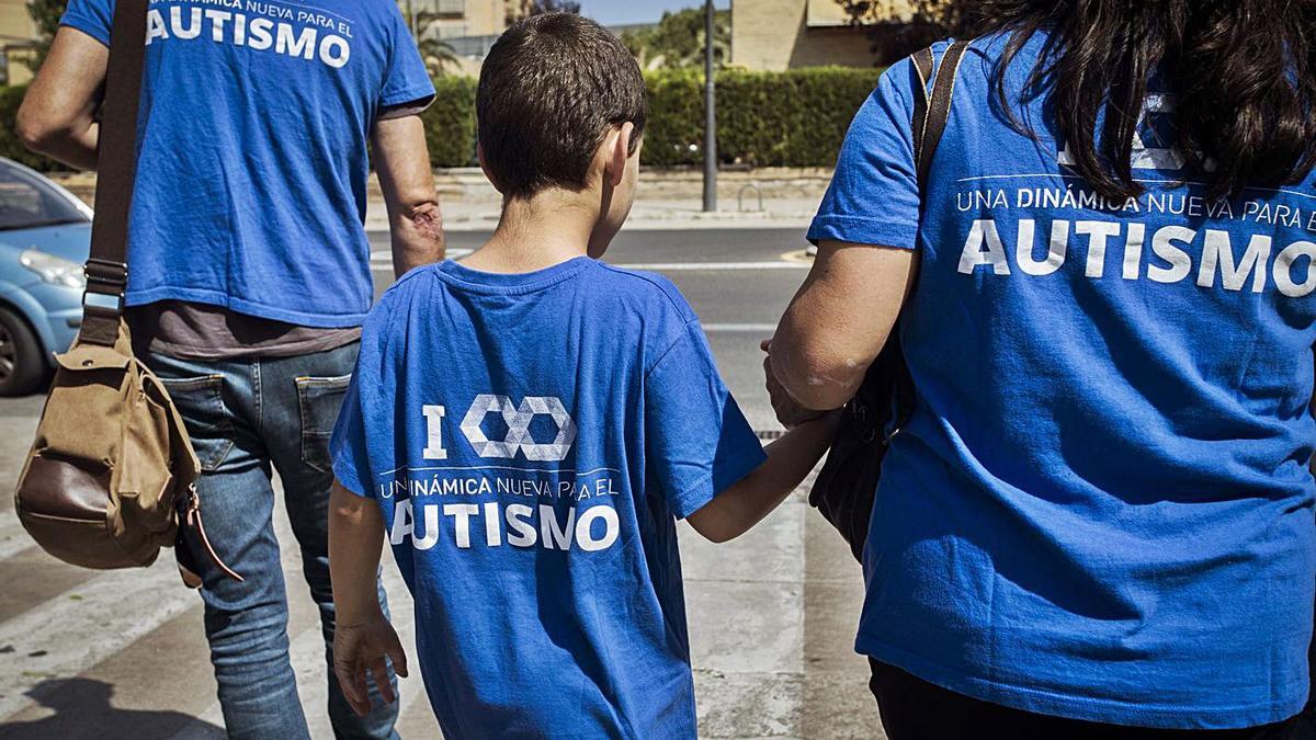 Una familia con la camiseta de la Plataforma Defensa TEA.