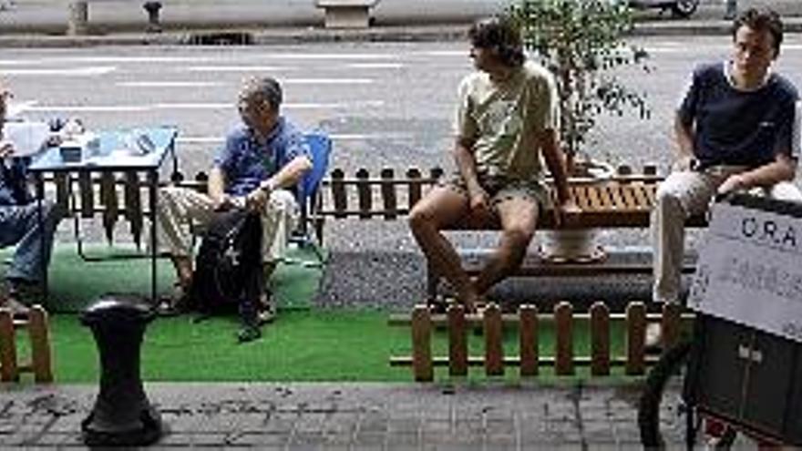 parking day. Miembros de Valencia &quot;recuperan&quot; para uso ciudadano una plaza de ORA de la calle Colón.