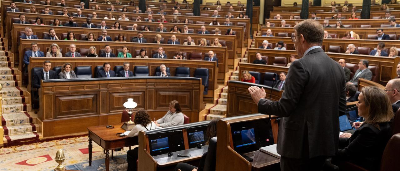 El presidente del PP, Alberto Núñez Feijóo, interviene durante una sesión de control al Gobierno, en el Congreso de los Diputados, a 28 de febrero de 2024, en Madrid (España)
