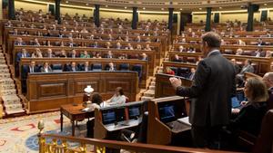 El presidente del PP, Alberto Núñez Feijóo, interviene durante una sesión de control al Gobierno, en el Congreso de los Diputados, a 28 de febrero de 2024, en Madrid (España)