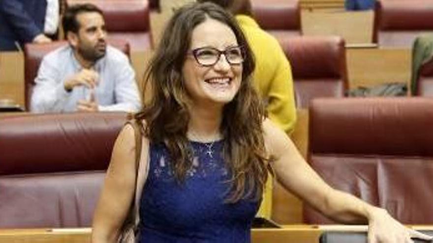 Mónica Oltra, ayer, a su llegada al pleno de las Corts.