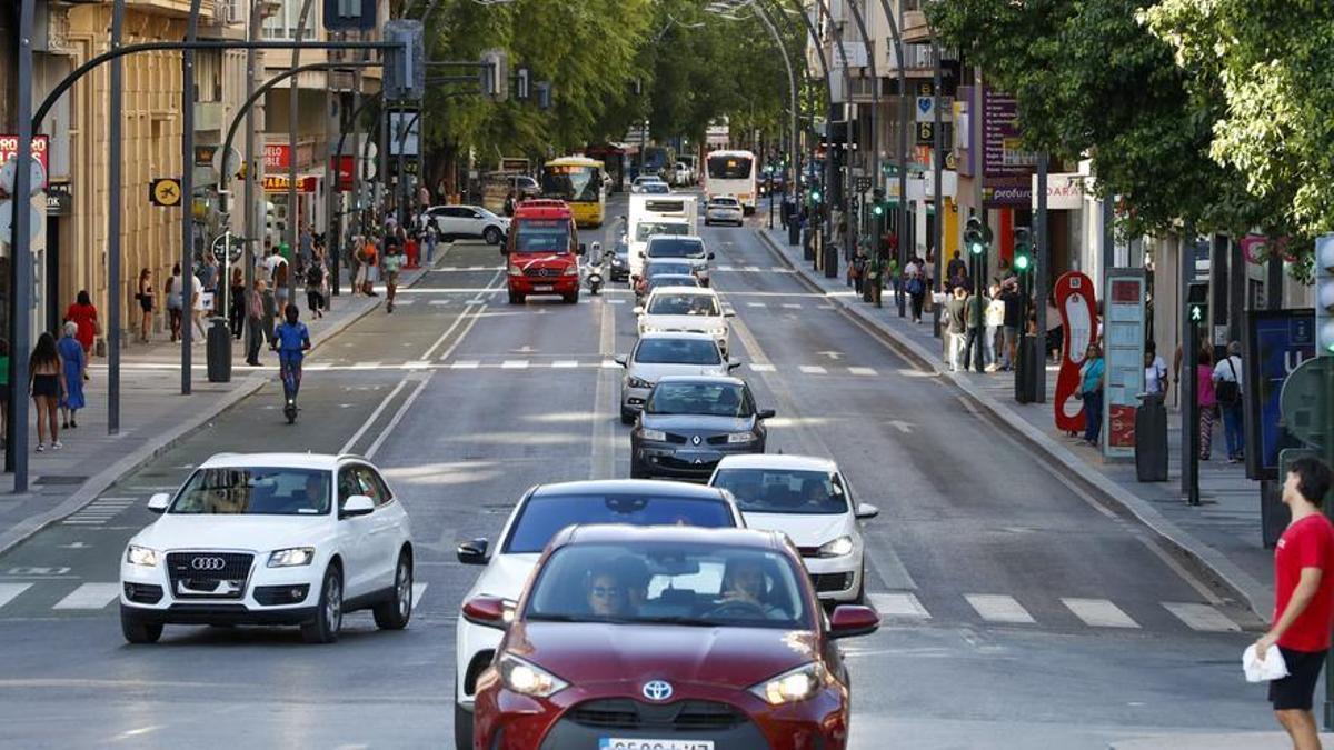 Imagen de archivo de tráfico congestionado en la Gran Vía de Murcia.