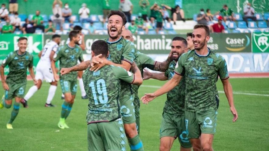 Los jugadores del Villanovense celebran el primer gol del partido ante el Vélez.