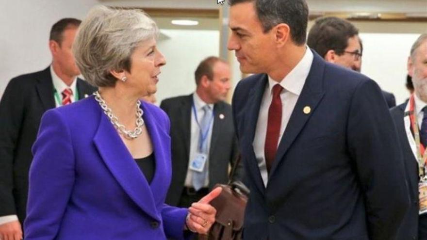 Sánchez y May hablan de impulsar la negociación sobre el Brexit y Gibraltar