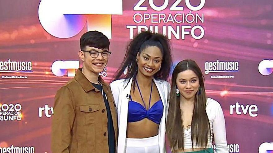 Flavio, Nia y Eva (dcha.), ayer, antes de la rueda de prensa.