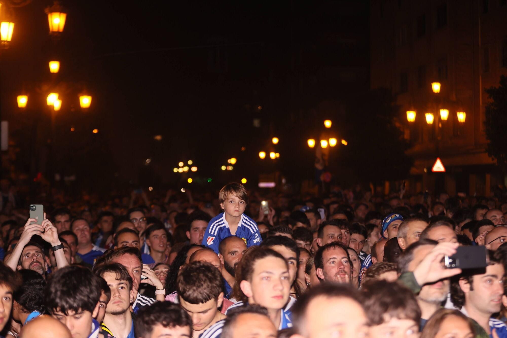 Así se celebró el ascenso del Oviedo a Primera: la afición estalla en una noche histórica