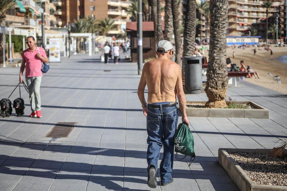 Las inusuales altas temperaturas han animado en los últimos días la afluencia a las playas de la Vega Baja. Aquí imágenes de la playa del Cura en Torrevieja.