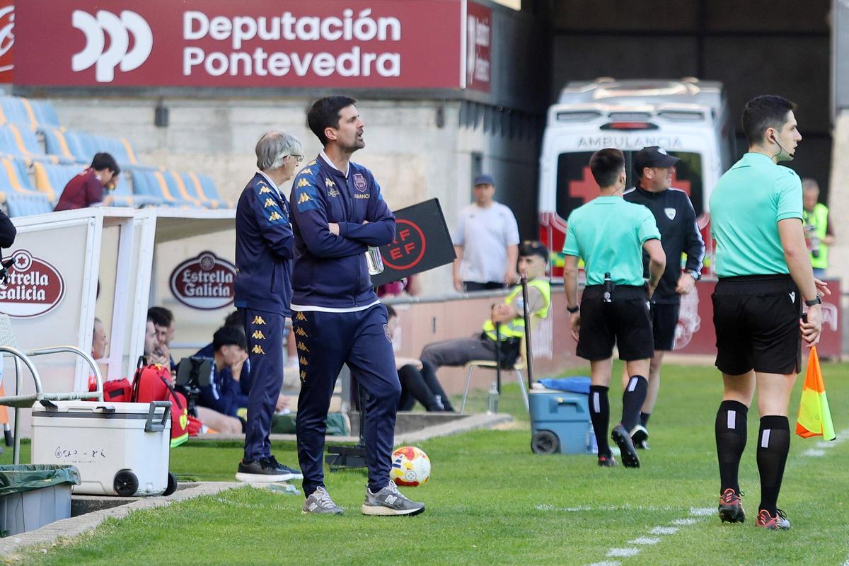 Adrián Abalo, entrenador del Pontevedra durante más de una hora, durante el choque.