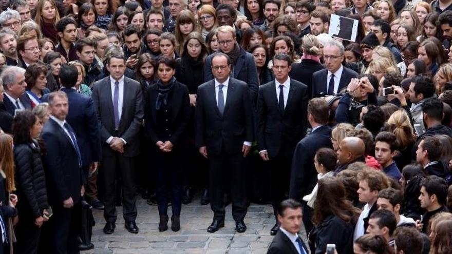 Minut de silenci en homenatge a les víctimes dels atemptats del divendres a París davant de la Sorbona.