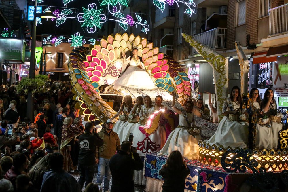 El desfile y el castillo de fuegos ponen fin a las fiestas patronales.