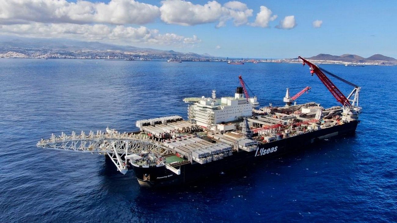 Pioneering Spirit, el buque más grande del mundo, cambia su tripulación en el Puerto de Las Palmas