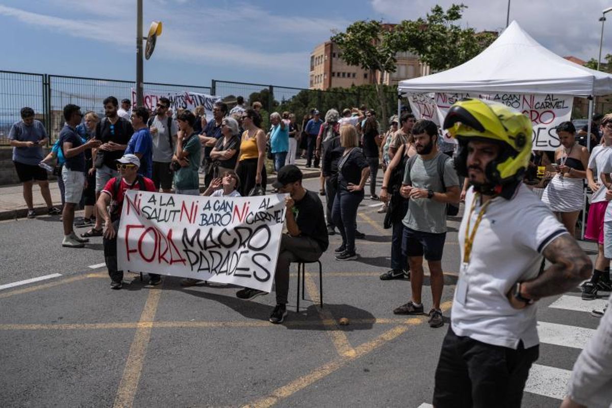 Vecinos se manifestan contra la parada de párking del acceso al Park Güell al Carmel, en junio de 2024..