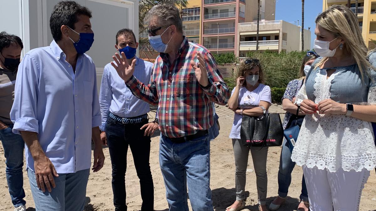 Mazón, acompañado por Marta Barachina y los senadores Salomé Pradas y Vicente Martínez, ha conocido la realidad de la playa de Nules.
