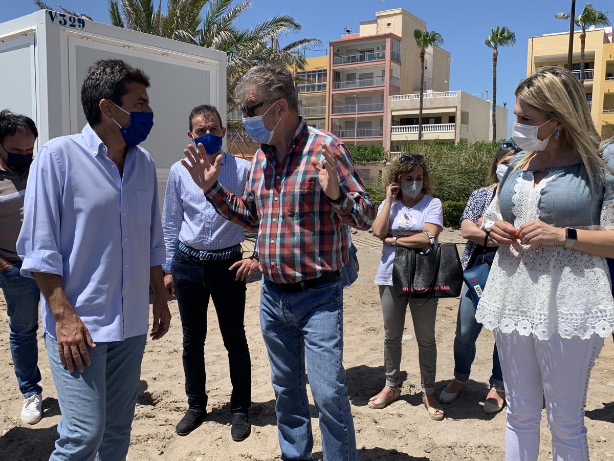 Mazón, acompañado por Marta Barachina y los senadores Salomé Pradas y Vicente Martínez, ha conocido la realidad de la playa de Nules.