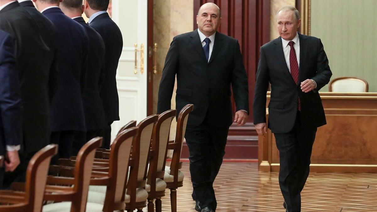 Mijail Mishustin, izquierda, acompañado ayer de Vladimir Putin.