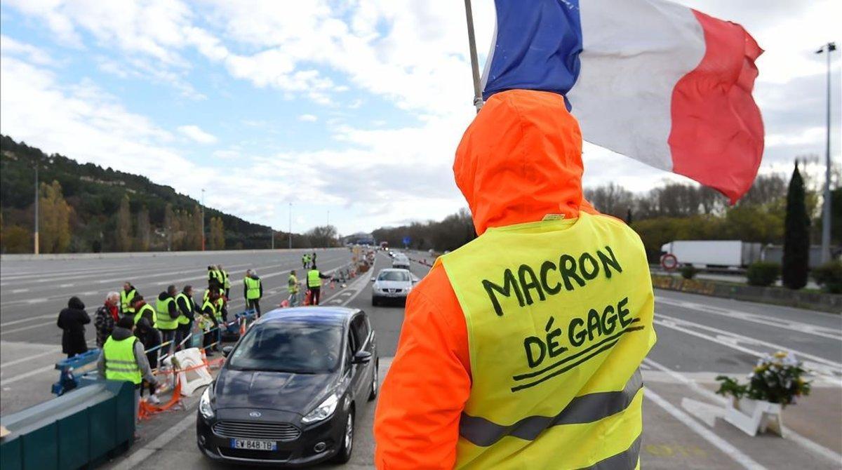 zentauroepp46192960 a man with a sign reading  macron resign  waves a french fla181209133326