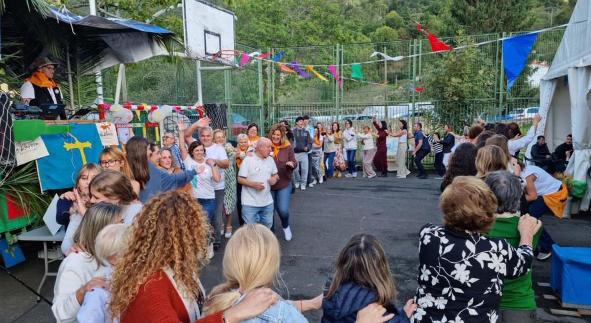 Arriba, un instante de las Fiestas del Rosario, en Balbordón; debajo, por la izquierda, Toño Migoya, Carmen Moriyón, Manuel Caso, Juan Manuel Caso y Guzmán Pendás, en el homenaje a los mayores de la Asociación de Vecinos «Peñafrancia», de Deva.