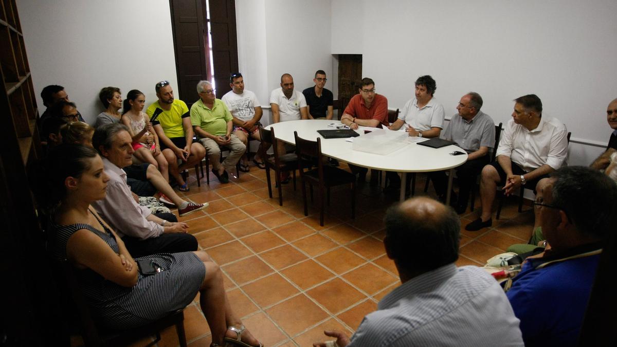 Reunión de los integrantes de la Cofradía del Carmen de San Isidoro.