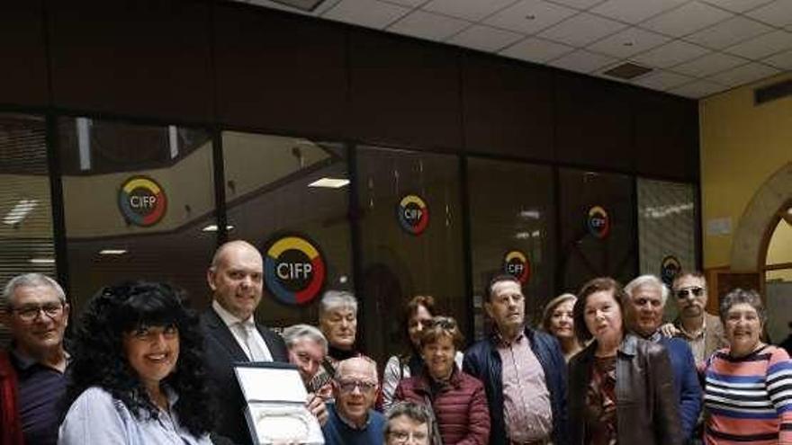 María José Fernández y otros docentes de la Escuela de Hostelería, con el grupo de habituales que ayer les ridieron homenaje.