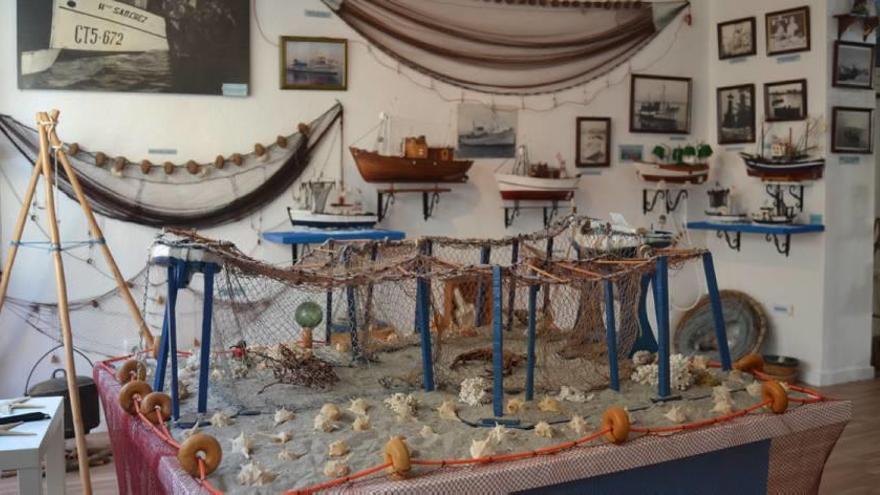 El Museo del Mar pinatarense cuenta con tesoros propios de casi todos los mares del mundo (i). Ricardo Jover ha donado maquetas de barcos de guerra al museo. (d)