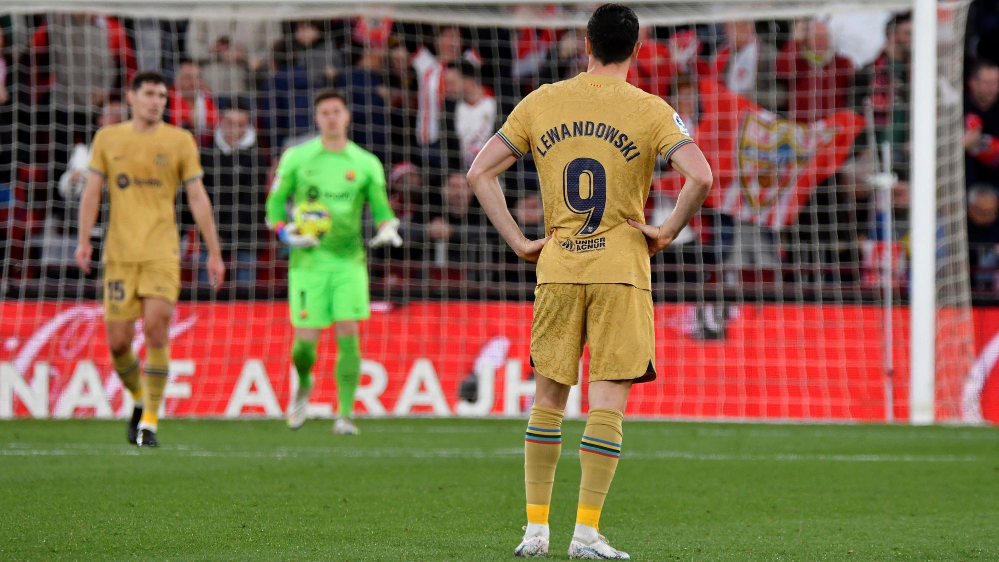 Christensen, Ter Stegen y Lewandowski tras el gol que le marcó el Almería al Barça.