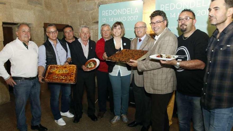 El alcalde de Redondela, Javier Bas (3º dcha.), y la concejala de Eventos, Ángela Antón (centro), con empresarios y hosteleros, ayer, en la presentación de la Festa do Choco. // Alba Villar