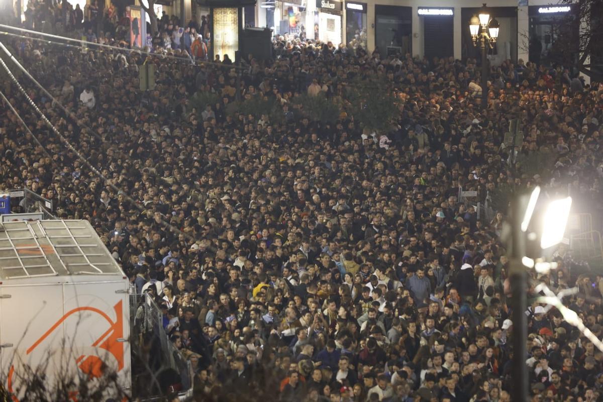 Público concentrado en la plaza del Ayuntamiento y aledaños para ver la &quot;cremà&quot;,
