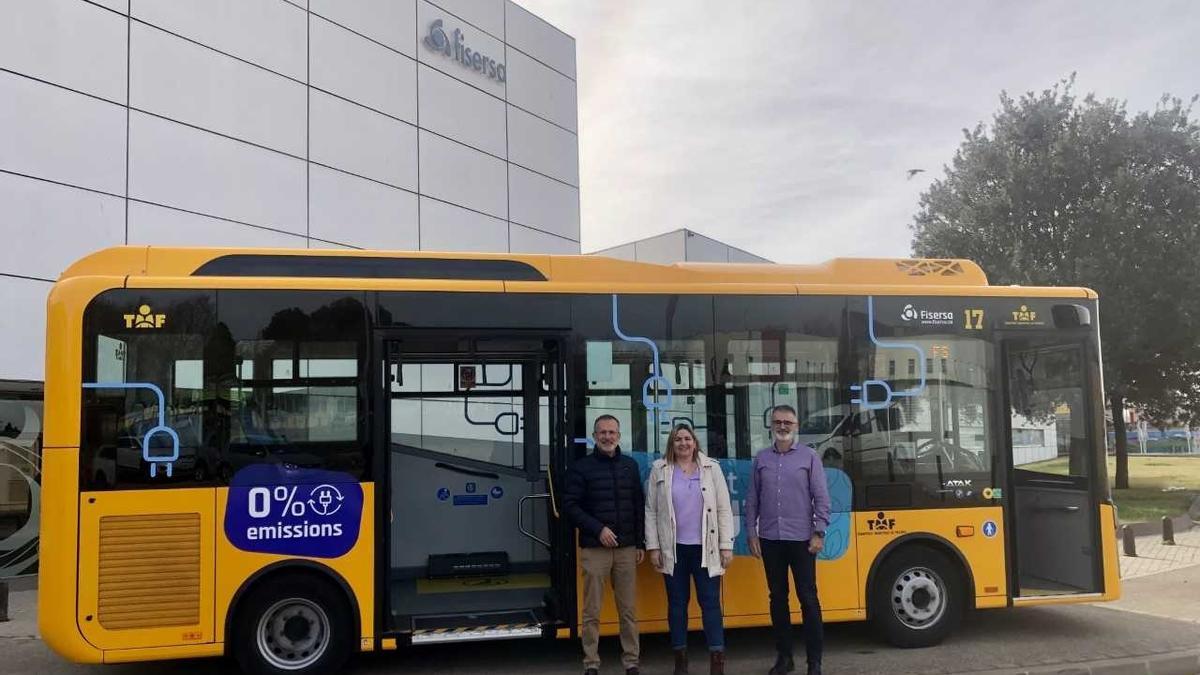 Representants municipals i de Fisersa amb el bus.